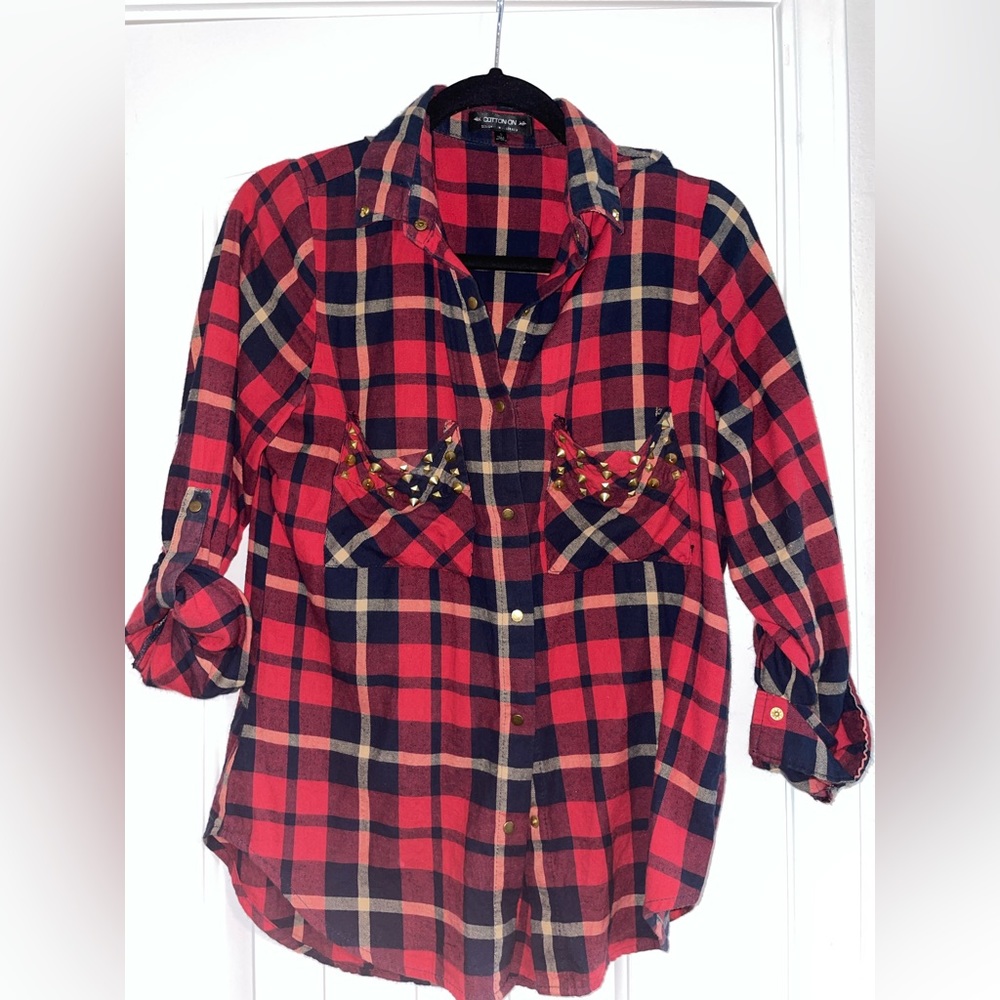 Long sleeve flannel with pocket detailing.
